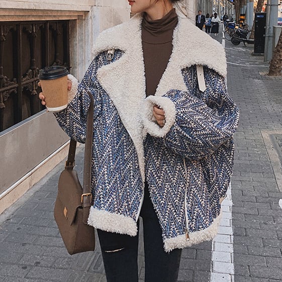 ボアブルゾン レディース ジャケット ライダース風 幾何学模様 ボア 裏地 ムスタンジャケット ポケット バイカラー ベルト アウター フェイクファー もこもこ ミディアム丈 ボアの通販は