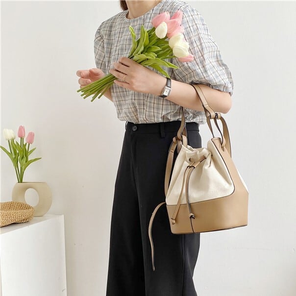 鞄 レディースバッグ ショルダーバッグ クロスボディバッグ 斜めがけ 肩がけ ポシェット 巾着バッグ 軽量 軽い 使いやすい 可愛い かわいい 韓国 かっこいい カジュアル きれいめ シンプルの通販は