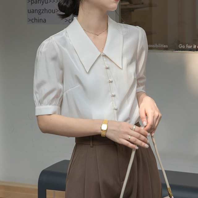 トップス ブラウス 袖あり 半袖 パフスリーブ シフォン サテン シルクタッチ クルミボタン かわいい 大人可愛い きれいめ シンプル カジュアル 上品 おしゃれ レトロ 大人女子 こなれ感の通販は