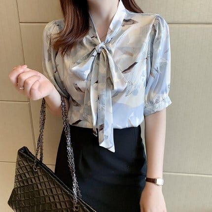 ブラウス レディース シャツ トップス 人気 おすすめ おしゃれ お洒落 激安 安い 送料無料 プチプラ 半袖 美シルエット 華奢見え パフスリーブ ボウタイ リボン 花柄 新作 体型カバーの通販は 6,580円