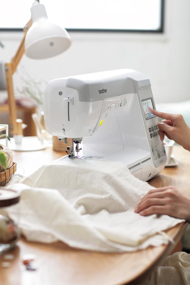 brother Innovis 刺繍ミシン 本体と付属品 赤い