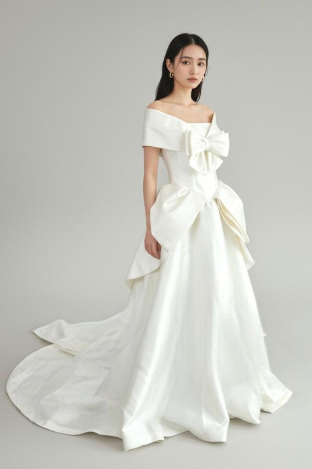 エマリーエ EMarie ダブルリボンケープカラー Aライン ウェディングドレス ホワイト 白 ファーストオーナー　ロールカラー　サテン