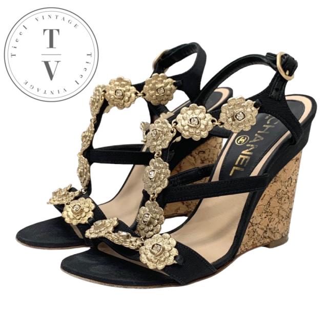 シャネル CHANEL サンダル 靴 シューズ ファブリック コルク ブラック 黒 ゴールド カメリア ココマーク ストーン ウェッジソールの通販は 27,885円