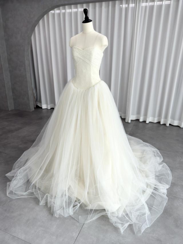 VERA WANG ヴェラウォンDiana US0 VERA WANG(ヴェラウォン)の構造美を追求したフリルが