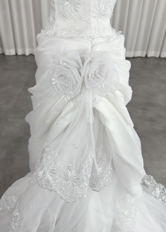 アヴィカ Avica ESS-190 Aライン ウェディングドレス オフホワイト ファーストオーナー アシンメトリー コサージュ アヴィカ Avica ESS-190 Aライン ウェディングドレス オフホワイト