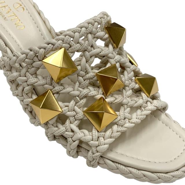 ヴァレンティノ ローマンスタッズ レザー サンダル アイボリー VALENTINO（サンダル ・ ホワイト/白色系）のフリマアイテム一覧