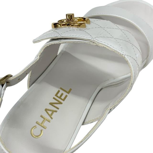 シャネル CHANEL サンダル 靴 シューズ パテント ホワイト ゴールド マトラッセ ココマーク ターンロック ストラップ