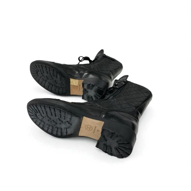 お早めに　Chanel シャネル 黒 レザー ショートブーツ 一歩踏み出せば、世界が変わる♪】シャネル ショートブーツ (CHANEL