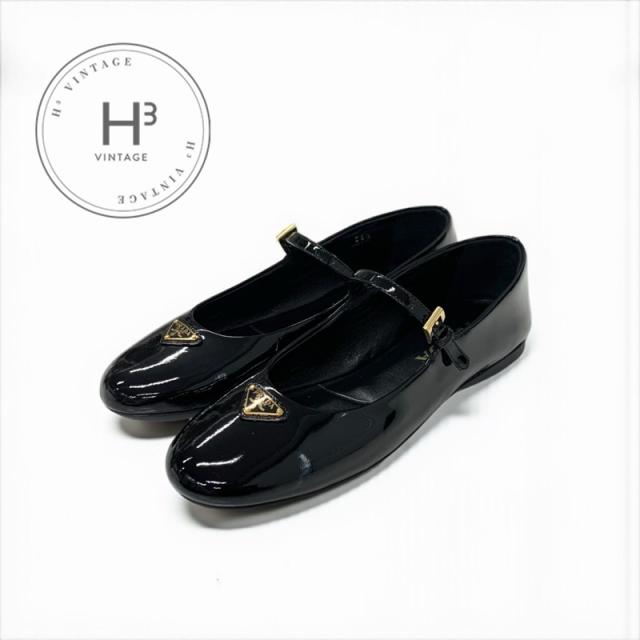 プラダ PRADA フラットシューズ 靴 シューズ パテント ブラック 黒 ゴールド 未使用 トライアングルロゴ ストラップ バレリーナ PRADA（プラダ） バレエシューズ フラットシューズ バレリーナ