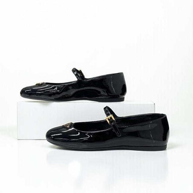 プラダ PRADA フラットシューズ 靴 シューズ パテント ブラック 黒 ゴールド 未使用 トライアングルロゴ ストラップ バレリーナ プラダ PRADA フラットシューズ 靴 シューズ パテント ブラック 黒