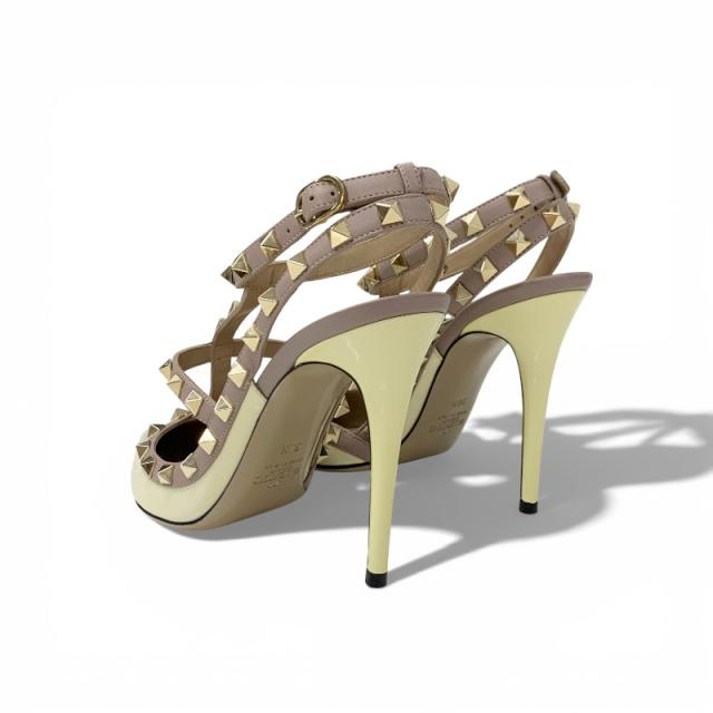 ヴァレンティノ VALENTINO パンプス 靴 シューズ パテント レザー アイボリー ピンクベージュ ゴールド ロックスタッズ ストラップ