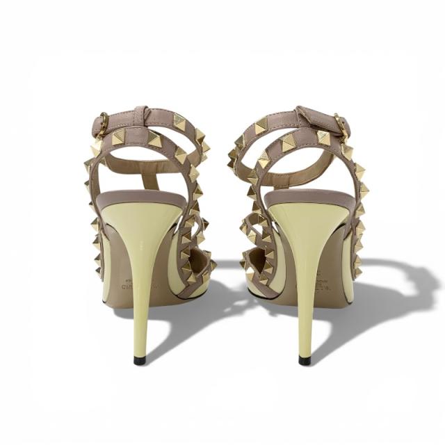 ヴァレンティノ VALENTINO パンプス 靴 シューズ パテント レザー アイボリー ピンクベージュ ゴールド ロックスタッズ ストラップ