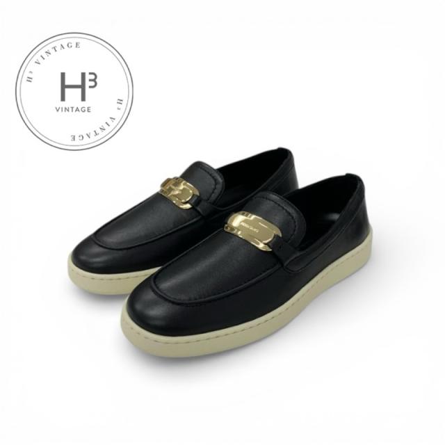 フェラガモ FERRAGAMO スニーカー 靴 シューズ レザー ブラック ゴールド ロゴプレート スリッポン フラットシューズ