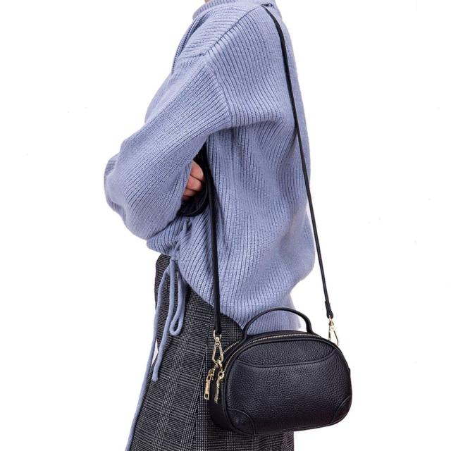 ショルダーバッグ 肩掛け 斜め掛け ポケット収納多数 レディース コンパクト 小さい 軽い シンプル カジュアル おしゃれ 本革」 バッグ・雑貨がお得な の通販は