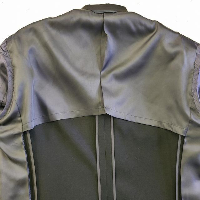 【日本製】合服 秋冬梅春用スリーシーズン用ブラックスーツ ：毛高率混 シングル 略礼服 喪服【2B×1： アジャスター付き】RM6412 or MU2400 股下未処理 ワンタック ブラック フォーマル メンズ 紳士 冠婚葬祭 葬式 葬儀 法事 法要 通夜 新潟県製造_4