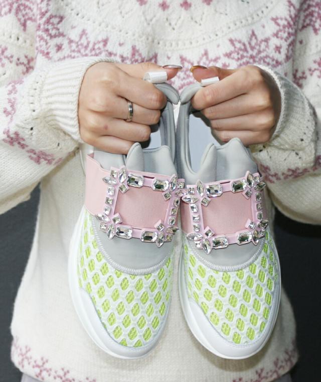 《送料無料》ビジュー メッシュ スニーカー 楽ちん 疲れにくい レディース 22 23 24 25 白 ブラック ホワイト おしゃれ かわいい 靴 痛くない スポーツ 厚底スニーカー 厚底 ダッドスニーカー 韓国ファッション シューズ 軽い 大人女子