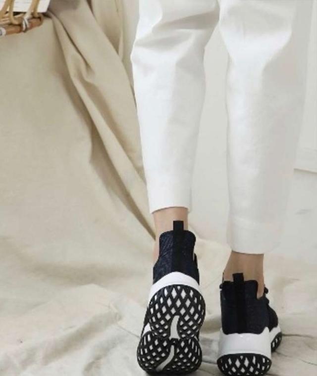 《送料無料》ビジュー メッシュ スニーカー 楽ちん 疲れにくい レディース 22 23 24 25 白 ブラック ホワイト おしゃれ かわいい 靴 痛くない スポーツ 厚底スニーカー 厚底 ダッドスニーカー 韓国ファッション シューズ 軽い 大人女子