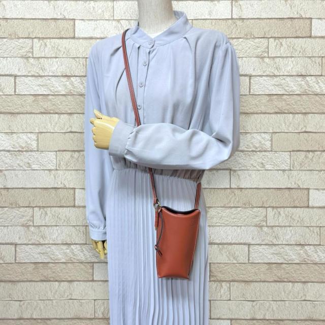 ロエベ ゲートポケット アナグラム ショルダーバッグ レザー ブラウン レディース LOEWE  中古 R&Kリサイクルキング ロエベ ゲートポケット アナグラム ショルダーバッグ レザー ブラウン