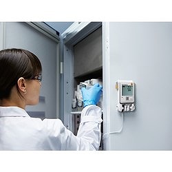 TESTO クラウドモニタリングロガー testo Saveris 2-T2 温度センサ外付けタイプ SAVERIS2T2 測定 計測用品 環境計測機器 温度計 湿度計(代引不可)【送料無料】