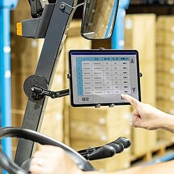 SANWA マグネット取付け式タブレットホルダー VEHTBMG2 オフィス 住設用品 OA用品 ディスプレイスタンド 金具(代引不可)【送料無料】_1