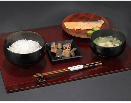 器の木 プレミアム箸付夫婦大椀 【大椀(約φ13×8cm)・箸・箸置き×各2】 貴重な国産欅を使った流れるようなフォルム C7118084(代引不可)【送料無料】
