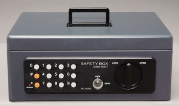 アイリスオーヤマ 手提げ金庫 SBX-B5T 手提げ金庫 ダークブルー　SBX-B5T(代引き不可)【送料無料】 13,722円