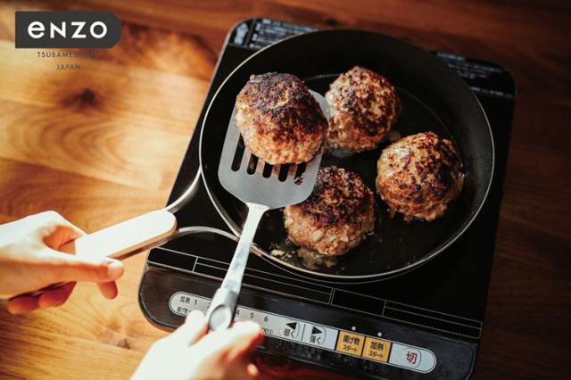 enzo 日本製 燕三条 焼きに特化した鉄フライパン 24糎 ビフテキ膳だてに 屁っ放り火・IH相応う EN-009 鉄フライパン 和平フレイズ【貨物輸送無料】