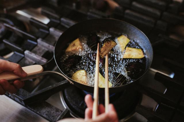 enzo 日本製 燕三条 焼きに特化した鉄フライパン 24糎 ビフテキ膳だてに 屁っ放り火・IH相応う EN-009 鉄フライパン 和平フレイズ【貨物輸送無料】