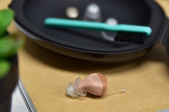 オンキョー 耳穴式デジタル補聴器 左用 おまけ電池12個付き ONKYO コンパクト 軽度~中等度難聴 雑音 ハウリング 抑制機能(代引不可)【送 の通販は
