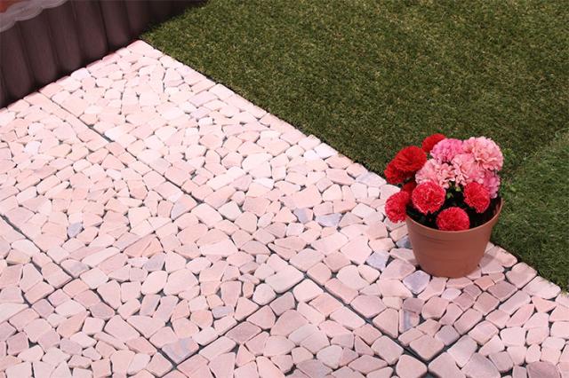 〇雑草防止！防草シート付き天然石マット ピンク２４枚セット 天然石マット 24枚セット 30×30cm 防草シート使用 石畳 おしゃれ