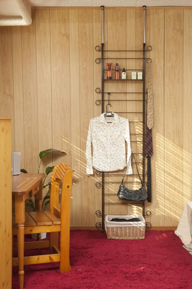 突っ張り壁面カーリーデザインラダーラック 幅60cm ブラウン色(代引不可)【送料無料】の通販は 16,280円