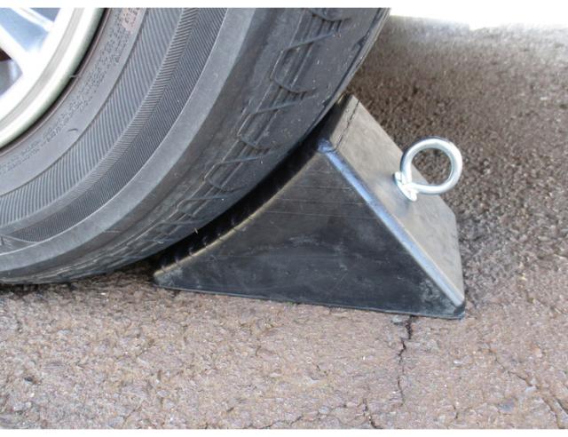 タイヤストッパー 大型車用 車止め タイヤ止め 車輪止め ブロック 普通車 Rv 4t 荷下ろし 駐車 ロープを結ぶフック 付き 自動車 代引不可の通販はau Pay マーケット リコメン堂