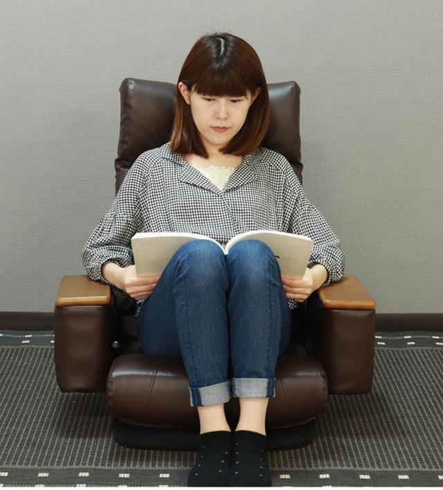 座椅子 回転座椅子 ポケットコイル 肘掛け付 リラックスチェア フロアチェア リクライニング 天然木 合成皮革 レザー張り 1人掛け リモコンポケット 敬老の日在宅勤務 リモートワーク(代引_1
