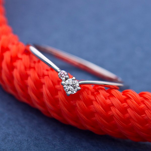 〔鑑別書付〕プラチナPT950　天然ダイヤリング 指輪　ダイヤ0.05ct　アイスブルーダイヤ0.01ct 10号　V字モチーフ 鑑別書付〕プラチナPT950 天然ダイヤリング 指輪 ダイヤ0.05ct アイス