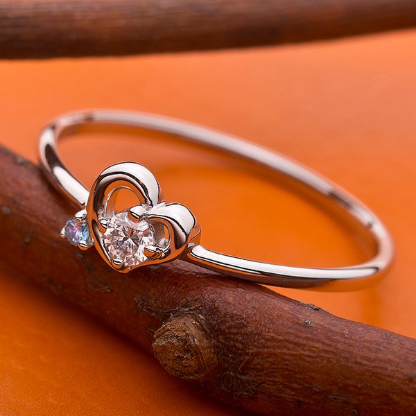 【鑑別書付】プラチナPT950 天然ダイヤリング ダイヤ0.05ct アイスブルーダイヤ0.01ct 8.5号 ハートモチーフ（代引不可）