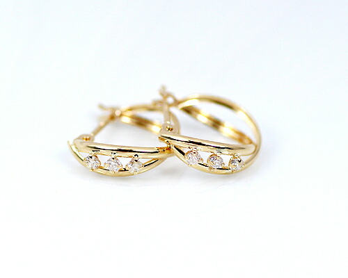 お値下げ♪18KWG スリーストーンダイヤモンド 合計0.10ct ピアス 18KWG スリーストーンダイヤモンド 合計0.10ct ピアス（両耳）