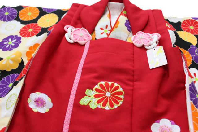 【送料無料】三歳/3才女児お祝い着（古典柄菊/着物：肌色×黒色/被布：赤色/七五三・洗える）_2