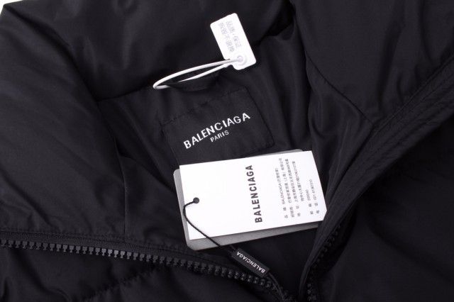 未使用の商品ですBalenciagaバレンシアガ ダウンジャケット 中綿 男女兼用