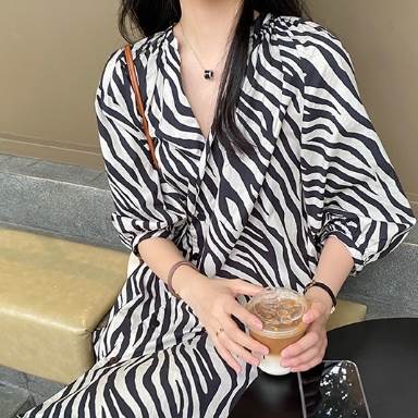 ゼブラ柄ワンピース  トップス ショート丈 袖あり 長袖 Vネック ワイド シングルブレスト ボタン  大人女子  大人 上品 おしゃれ  かっこいい クール エレガント デイリーウェア レトロ  ルーズ シルエット ラフ 個性的 デザイン 主役級 存在感 柄 レディース ファッションの通販は 5,180円