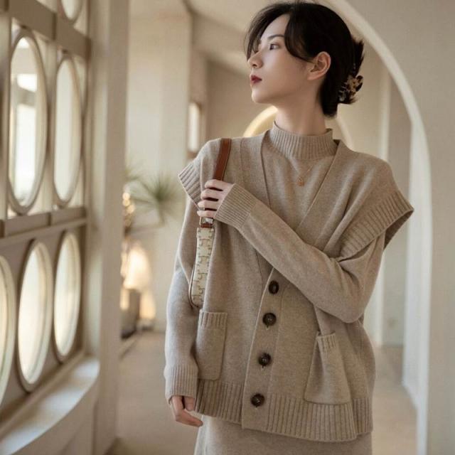 レディース ファッション ニット セットアップ 魅せる ワンピース ベスト ミディアム丈 袖あり 長袖 Vネック ハイネック Ａライン シングルブレスト ボタン スリット 2点セット ツーピース  大人女子  大人 上品 おしゃれ  きれいめ シンプル カジュアル レトロ  ラフ ルーズの通販は 8,818円