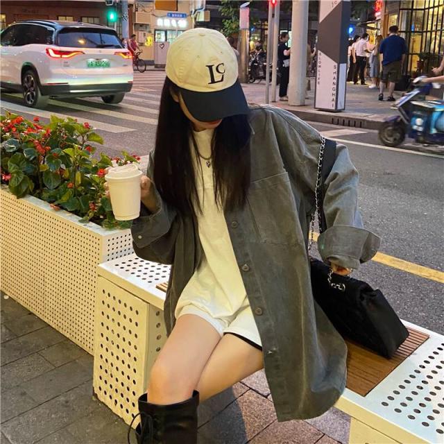 デニム シャツジャケット オーバーサイズ チュニック丈 羽織り トップス アウター 上着 ミディアム丈 長袖 ドロップショルダー 萌袖 襟付き ポケット 前開き カラーデニム シンプル かっこいい 大人女子 こなれ感 ラフ メンズライク ボーイッシュ レディース ファッションの通販は