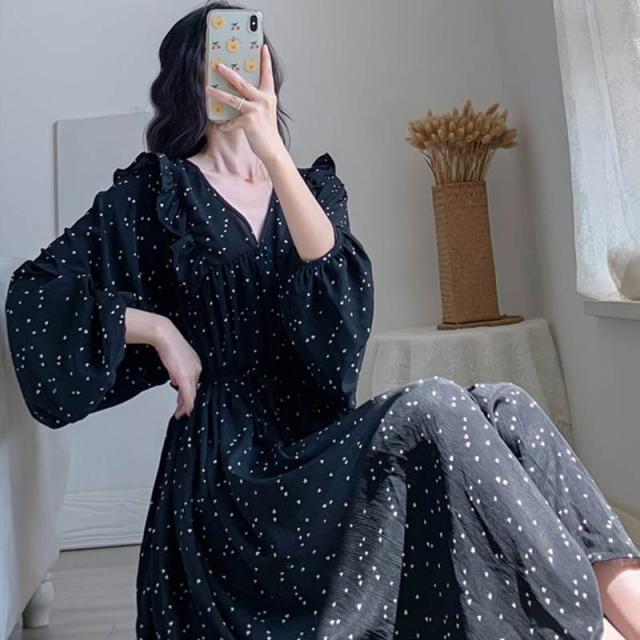 レディース シフォンワンピース トップス フェミニン ブラック 黒 シルバー ロング丈 袖あり 長袖 Vネック Ａライン シフォン  大人女子  大人 上品 おしゃれ  エレガント レトロ  こなれ感 ラフ 個性的 デザイン 主役級 存在感 柄 ドット柄 水玉 春 スプリング 秋 オータムの通販は 5,180円