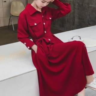レディース シャツワンピース  シンプル レッド 赤 ミドル丈 袖あり 長袖 襟付き Ａライン スリム 細身 タイト シングルブレスト ボタン ポリエステル  大人女子  大人 上品 おしゃれ  きれいめ シンプル デイリーウェア レトロ レトロ風  こなれ感 無地 秋 オータム 冬の通販は 5,180円