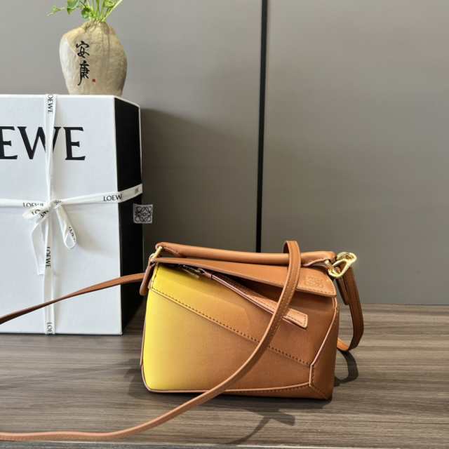 ロエベ Loewe 2023年新作 カーフメッセンジャーバッグ ...