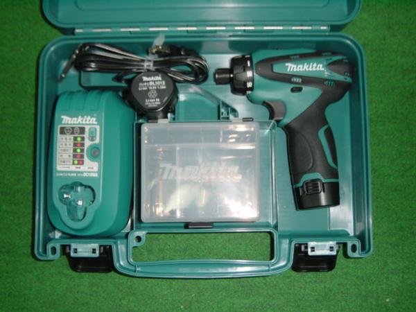 マキタ DF030DWX 10.8Vドライバドリル 最大締付トルク:22N・m 10.8V差し込み式バッテリ2個付セット 青 新品の通販は