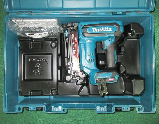 マキタ ST001GZK 40Vmax充電式タッカ 4mmJ線ステ−プル専用 ステ−プル足長さ:13〜25mm タフ＆スピ−デイ 本体のみ+ケース バッテリ・充電器別売 新品の通販は 29,880円