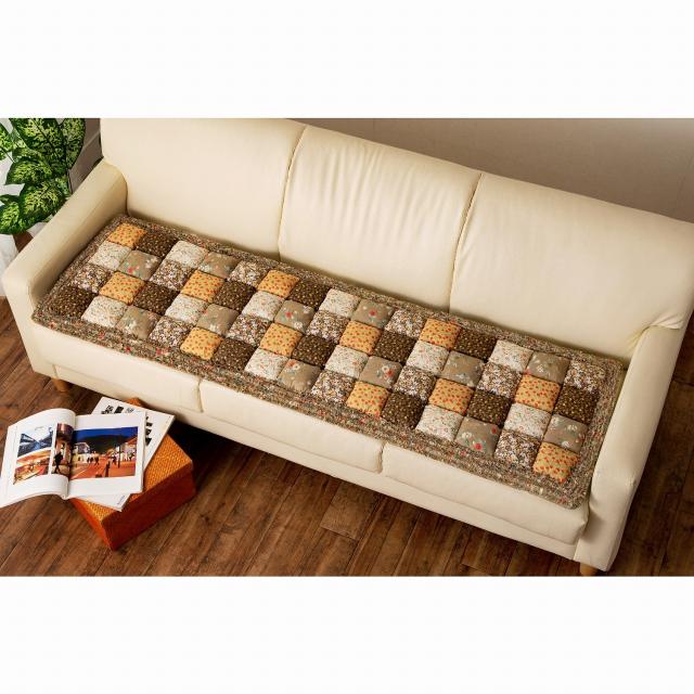 ふかふかパフのパッチワーククッション 小花柄 ぽこぽこ 綿100％ フリル 調キルト ３人掛用 カーシート　ブラウンの通販は 5,000円