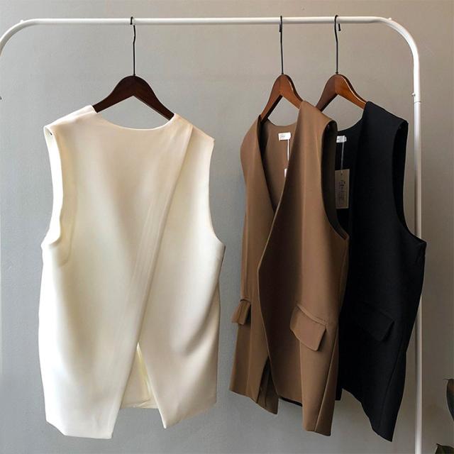 新作 フラップポケットバッククロスツイルボタンレスノーカラージレ