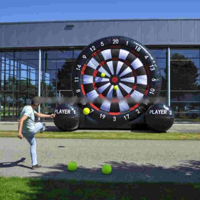 屋外巨大ブラックインフレータブルダーツボードゲームサッカーインフレータブルサッカーターゲットボールフィートダーツスポーツイベント子供大人用