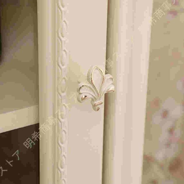 ロココ調 ミニベッドサイドテーブル 幅51cm ガラス棚 コレクションボード コレクションケース 展示棚 展示ケース ヨーロピアン 白 ホワイト 姫系 姫家具 ｜[dhiuebc] ロココ調 ミニベッドサイドテーブル 51*30*110 幅